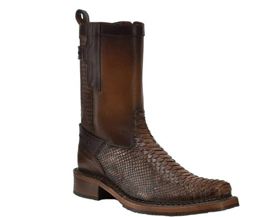 Boot in genuine python skin. 
